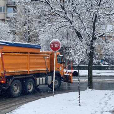 Зимска служба „Пута“ ради пуним капацитетом, на терену 16 возила, надлежне службе прате метеоролошку ситуацију